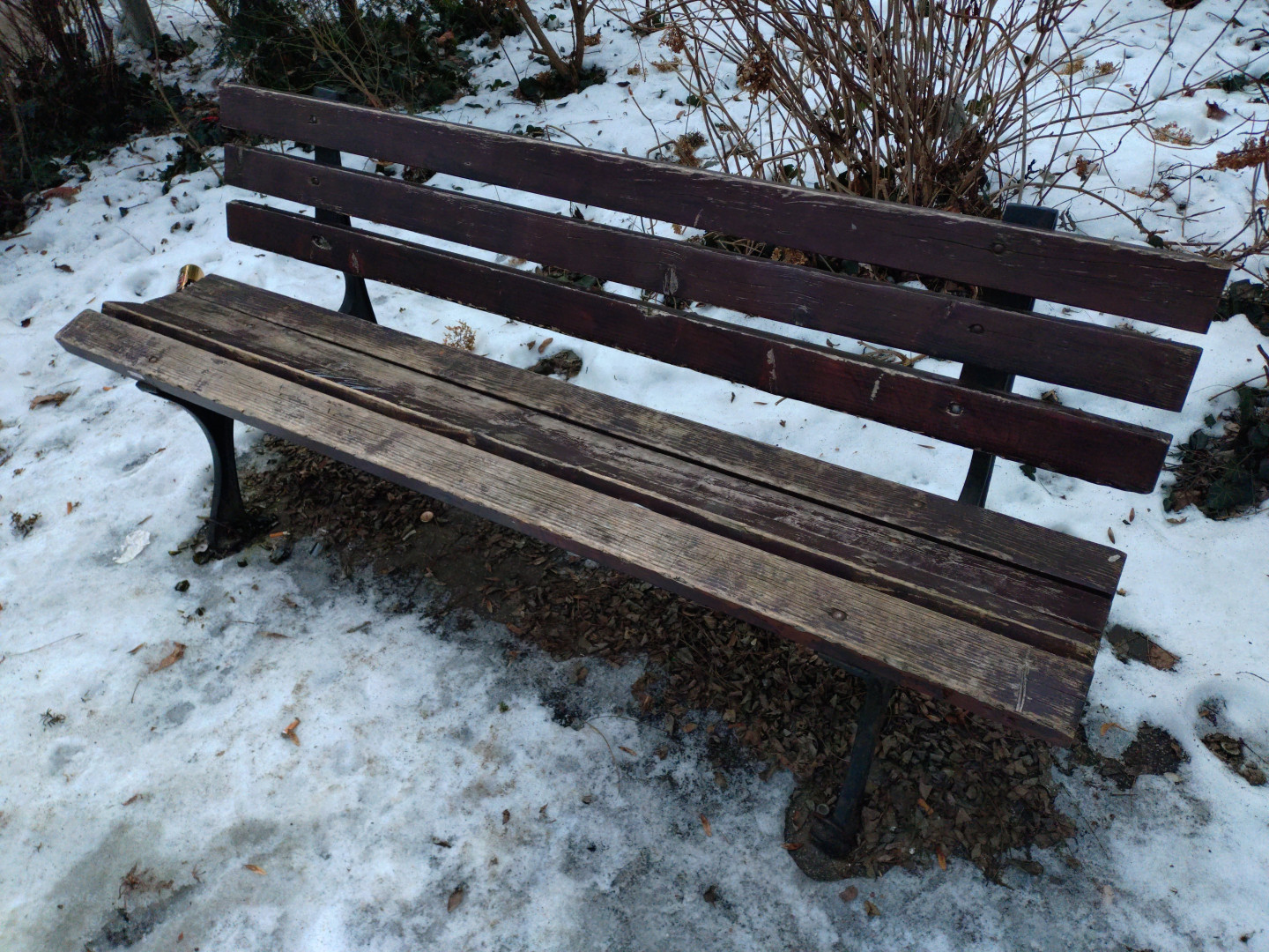 Przykładowa ławka na skwerze wymagająca renowacji (przykład nr 3)